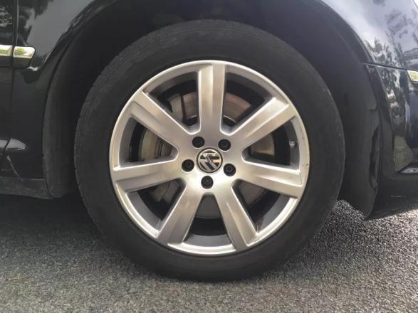 辉腾字母标志和普通大众的区别，不怕奔驰宝马就怕大众带字母