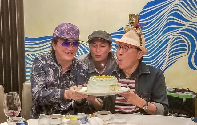 许冠文和许冠杰是亲兄弟吗，唱三哥许冠英的歌引泪目