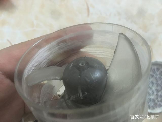 吹风机怎么拆开，自己动手拆卸电吹风（家用电吹风拆卸图解）