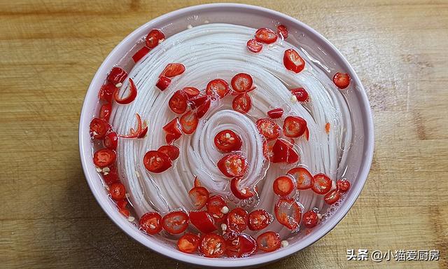 雪碧泡萝卜条的做法甜酸脆，这样做出来的雪碧泡萝卜