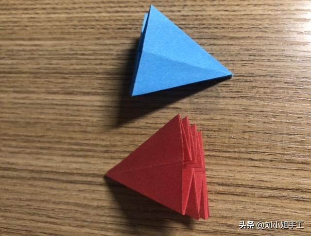 最简单的雨伞折纸方法图解，折纸教程：带爱心的小花伞