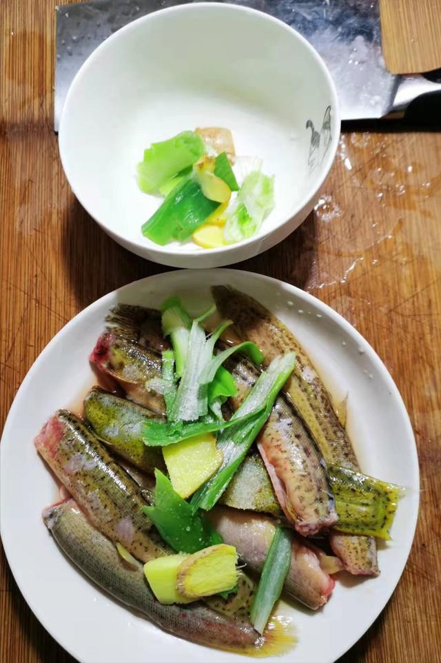 泥鳅豆腐汤怎么做，泥鳅豆腐汤怎么做汤白（春韭豆腐泥鳅汤 温阳补肾）