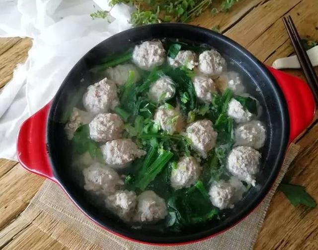 水煮菠菜丸子汤怎么做，竟然是全靠菠菜肉丸汤
