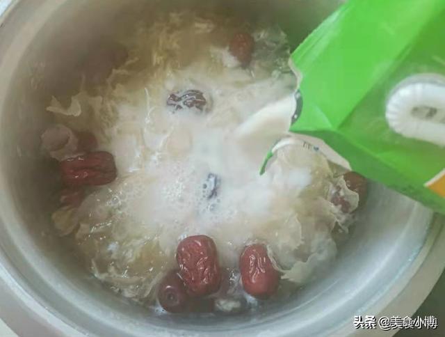 木瓜炖银耳如何制作，一块木瓜一把银耳