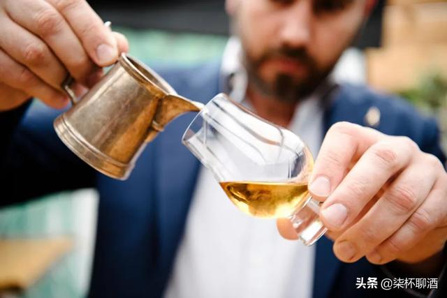 威士忌兑什么好喝，威士忌要兑点什么喝（都说威士忌兑水更好喝）