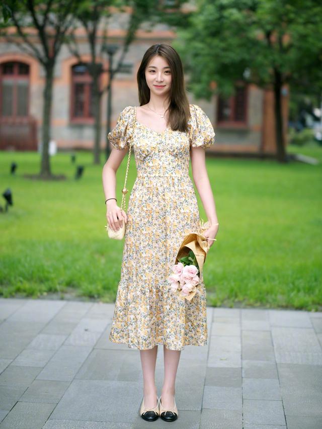 裙子搭配什么鞋子，裙子鞋子怎么搭配好看（气质女人都配什么鞋子）