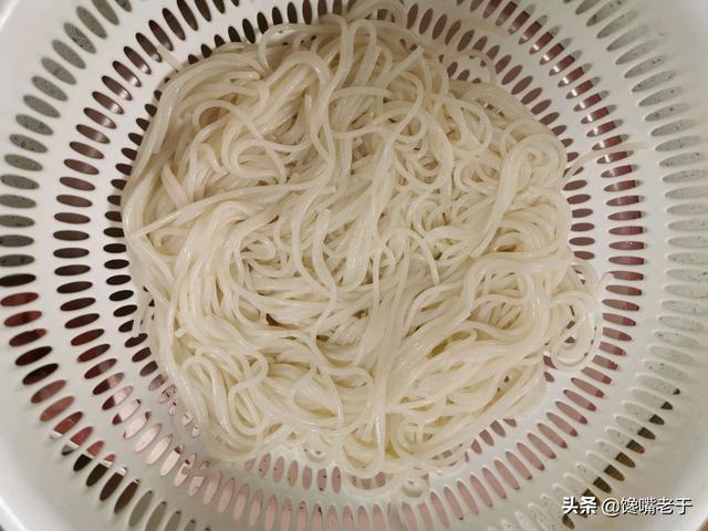 一个大熟包子有几克呀，一两包子有3个明明不止50克