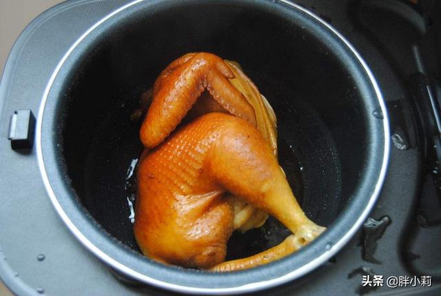 用电饭锅做酱油鸡简单的，过年用电饭锅做烤鸡味道鲜美肉质嫩滑比大饭店还好吃