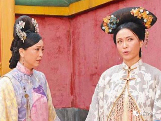 伍咏薇定居北京，从小服务员做到港圈