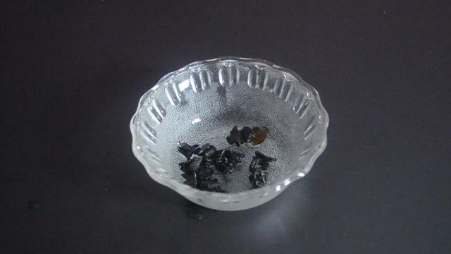 木耳的正确泡法，正确泡发木耳的方法（木耳切记不要用清水泡）