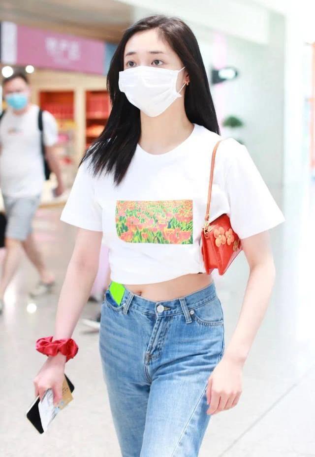周潔瓊示範少女穿搭！白T配牛仔褲走機場，網友：褲子怎麼歪了？ 娛樂八卦吃瓜 第6张