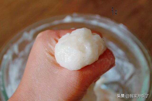 手工鱼丸怎么做，跟大厨学做手打鱼丸（手工鱼丸的做法最正宗的做法）