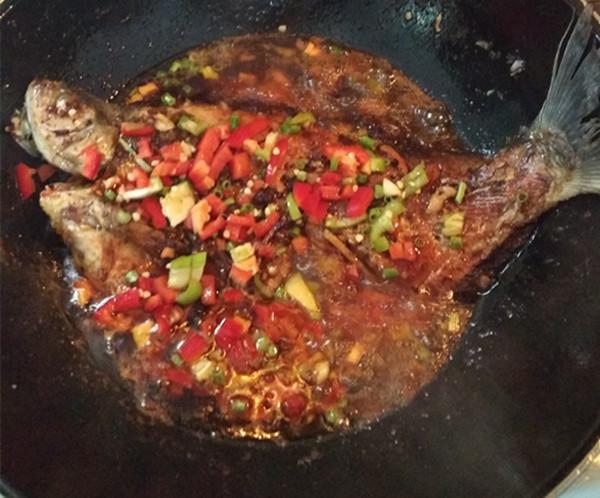 红烧鳊鱼的家常做法，红烧鳊鱼的做法第一美食（红烧鳊鱼最好吃做法）