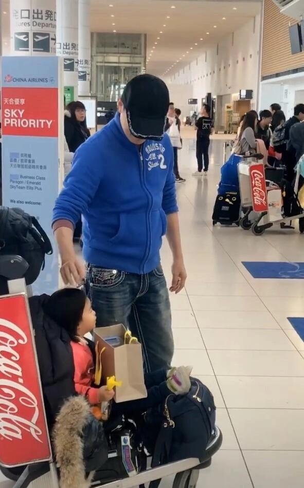 庾澄慶罕見秀恩愛，曬妻子和一兒一女合影，新家庭比從前更幸福 娛樂八卦吃瓜 第6张