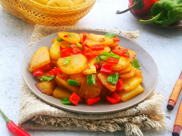 炒土豆片洋葱的家常做法，土豆片这么做一顿多吃两碗饭