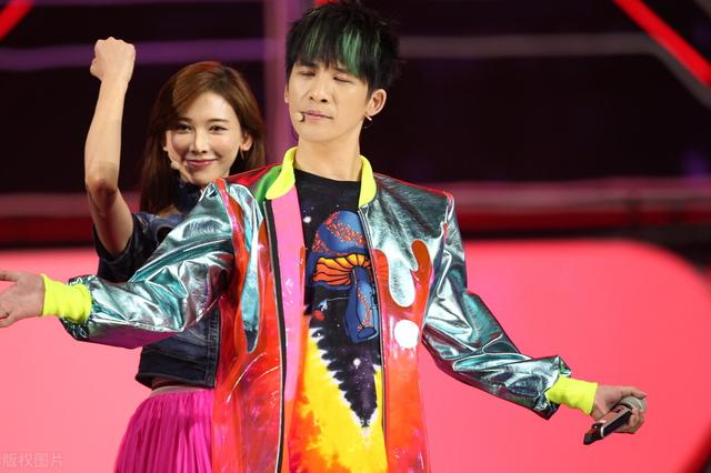 有人骂王思聪吗，被王思聪置顶辱骂三年的男人