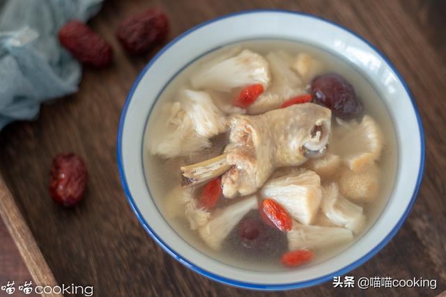 干猴头菇鸡汤做法，煲出来的猴头菇鸡汤鲜香味美