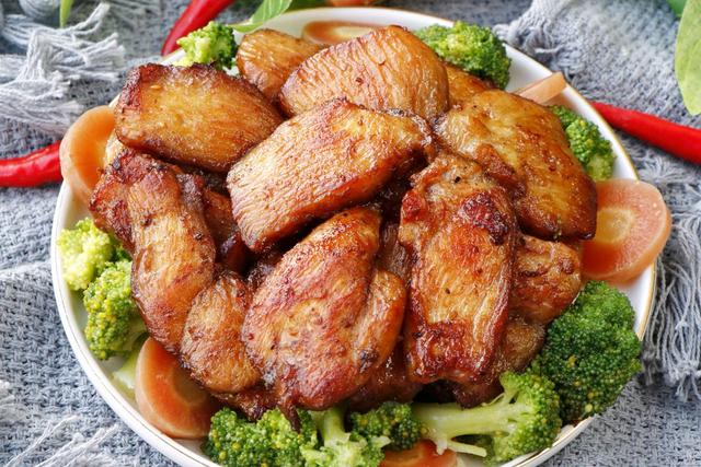 超简单香煎鸡胸肉正宗做法，好吃不胖的低脂鸡胸肉