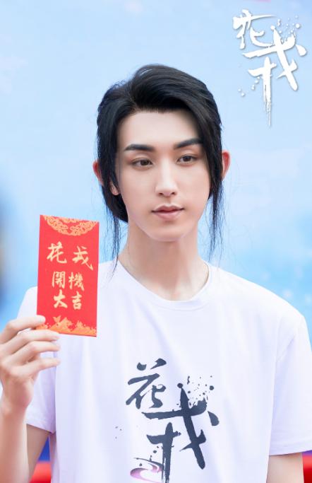 鞠婧祎花戎最新路透，鞠婧祎路透照：高鼻子大粗眉