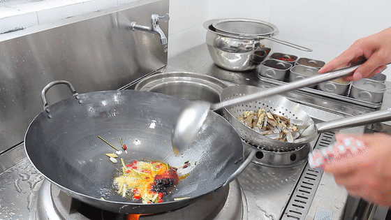 蒜蓉蛏子的做法，蒜蓉蛏子好吃简单快来试着做吧（香辣蛏子这样做）