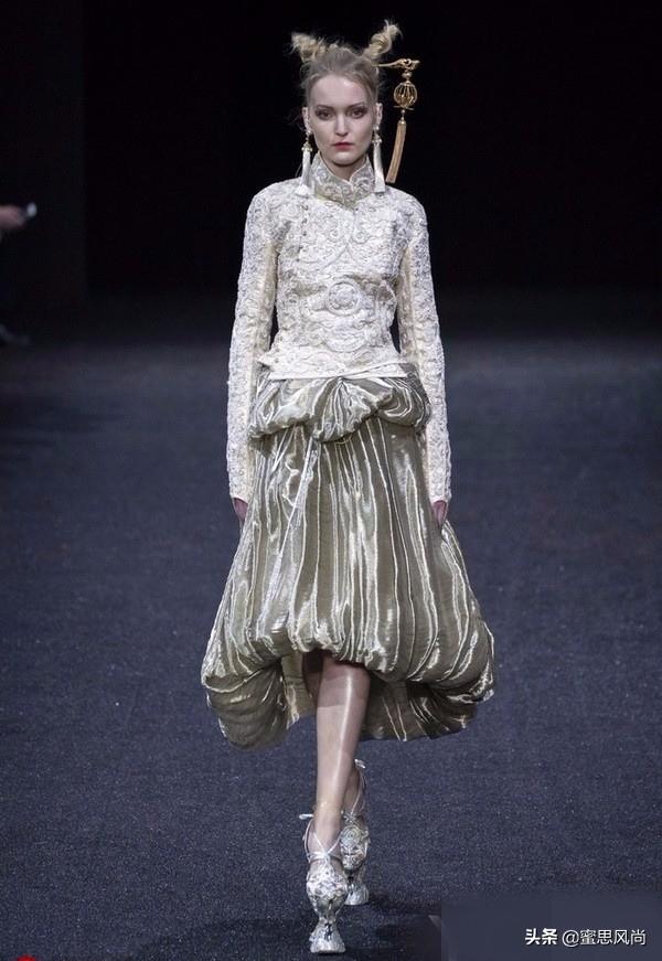 世界那么大第一位高定设计师，华人设计师郭培第七次出现在巴黎高定周