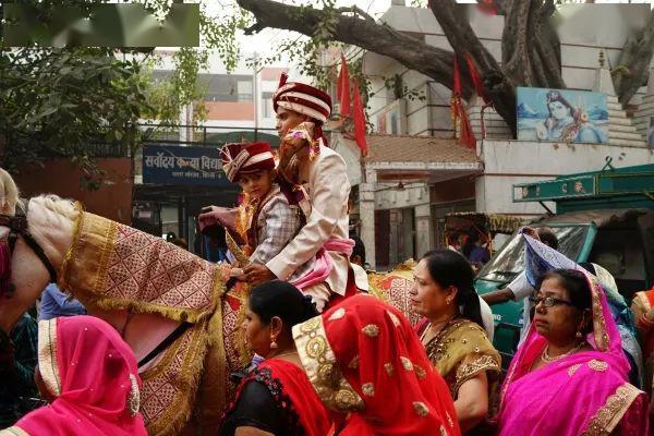 印度德里与上海对比，印度的三座“世界一线城市”放在我国