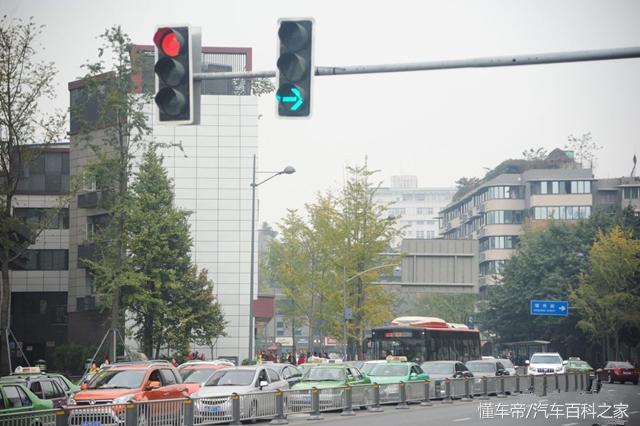车辆右转需要看红绿灯吗？为什么右转也能被扣分罚款？