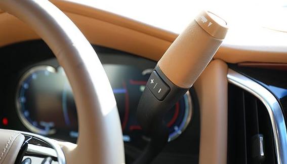 恋爱先生乔伊林漂亮女孩，隐形富豪曝150万豪华座驾