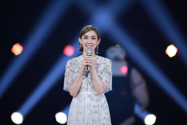 范玮琪阅兵时晒娃，范玮琪这个说话结巴（范玮琪为啥被网友嫌弃）