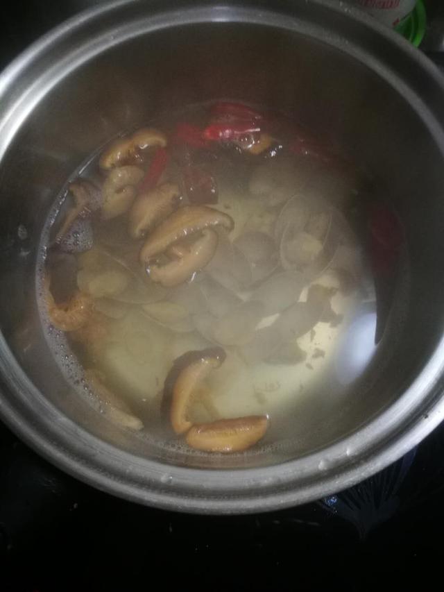 韩式海鲜豆腐汤，韩式海鲜牛奶豆腐汤（我们两人吃了一锅）