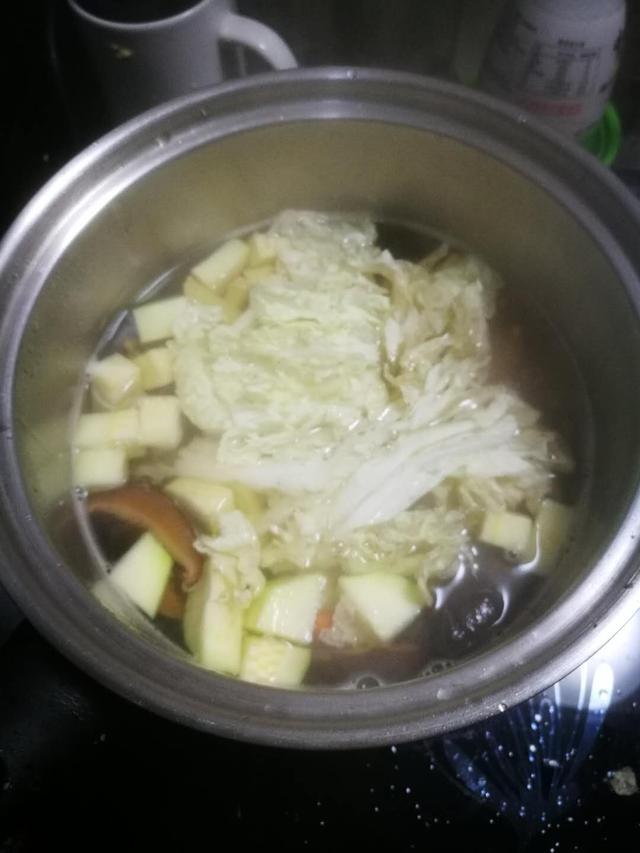 韩式海鲜豆腐汤，韩式海鲜牛奶豆腐汤（我们两人吃了一锅）