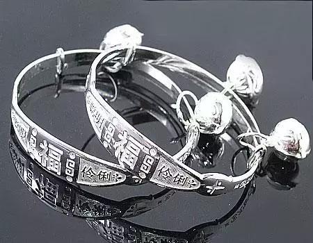 一手带玉一手戴金风水，戴金戴玉戴银有什么讲究