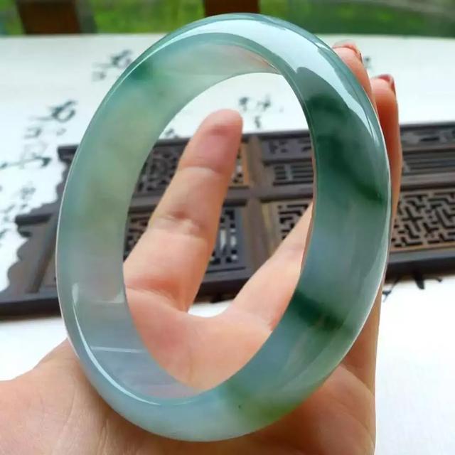 一手带玉一手戴金风水，戴金戴玉戴银有什么讲究