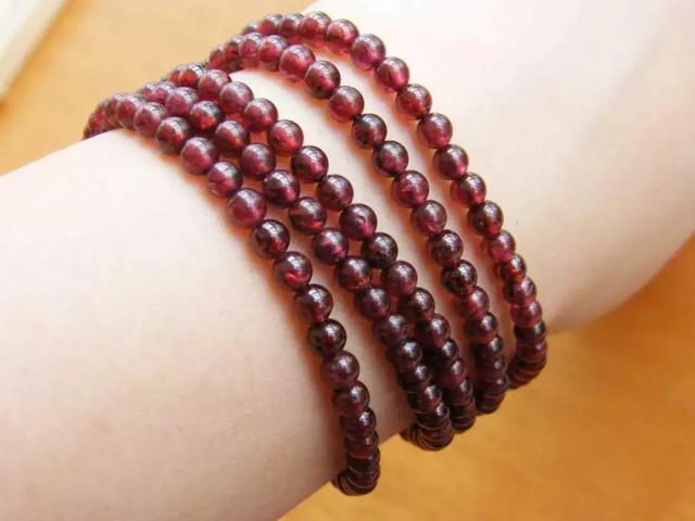 一手带玉一手戴金风水，戴金戴玉戴银有什么讲究