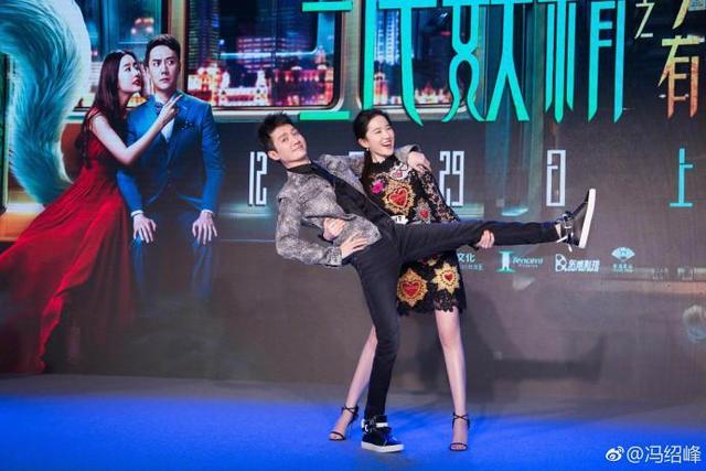 刘亦菲冯绍峰出席活动，刘亦菲疑似回应