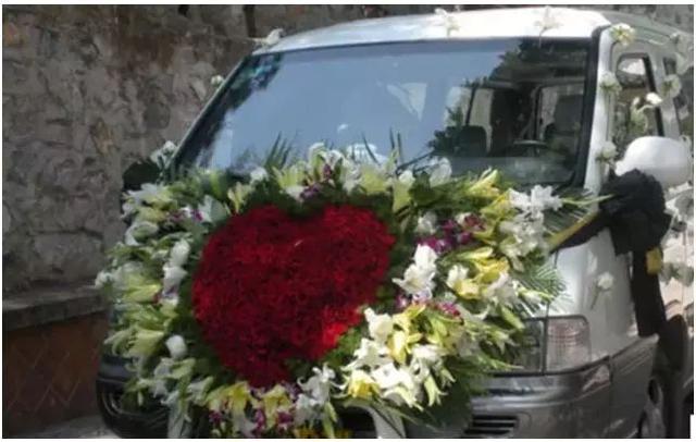 花圈做法大全图解丧礼，丧礼灵车花艺制作方法