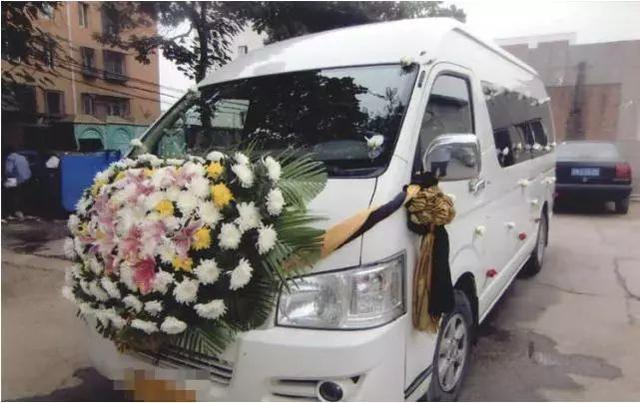 花圈做法大全图解丧礼，丧礼灵车花艺制作方法