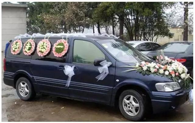 花圈做法大全图解丧礼，丧礼灵车花艺制作方法