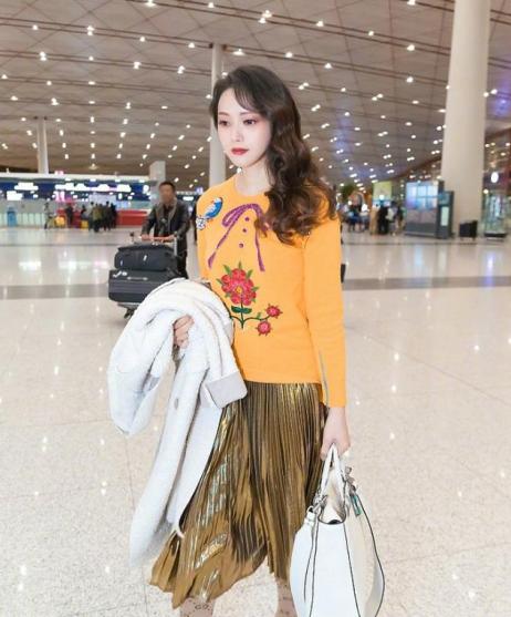 王菲是哪里人今年多大了，53岁王菲在福建寺庙祈福