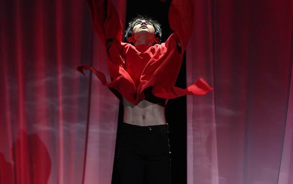 易烊千玺王俊凯生图对比，王俊凯身材不如易烊千玺