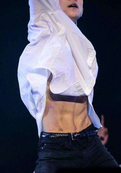 易烊千玺王俊凯生图对比，王俊凯身材不如易烊千玺