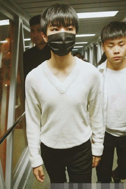 易烊千玺王俊凯生图对比，王俊凯身材不如易烊千玺