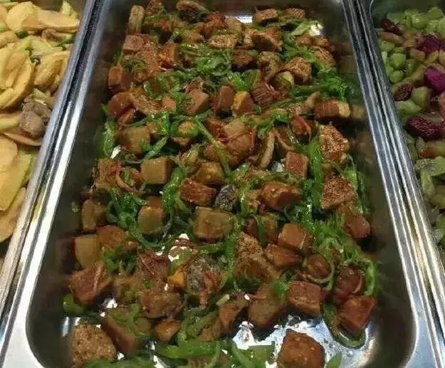 高校食堂现冰镇麻辣烫，听说很好吃高校食堂黑暗料理（那些年学校食堂黑暗料理大全）