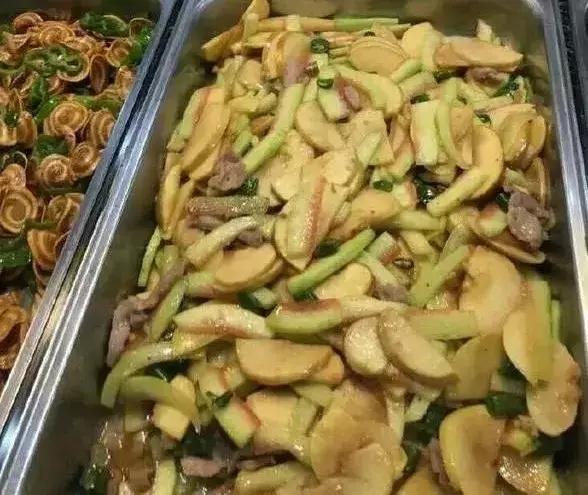 高校食堂现冰镇麻辣烫，听说很好吃高校食堂黑暗料理（那些年学校食堂黑暗料理大全）