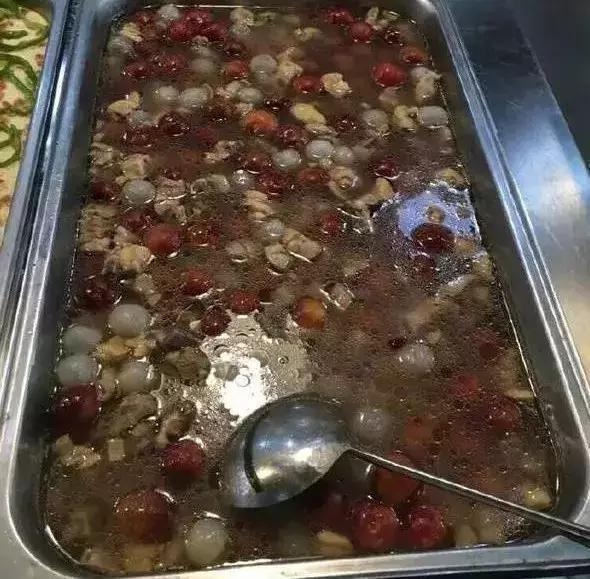 高校食堂现冰镇麻辣烫，听说很好吃高校食堂黑暗料理（那些年学校食堂黑暗料理大全）