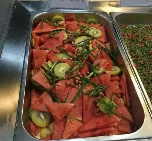 高校食堂现冰镇麻辣烫，听说很好吃高校食堂黑暗料理（那些年学校食堂黑暗料理大全）