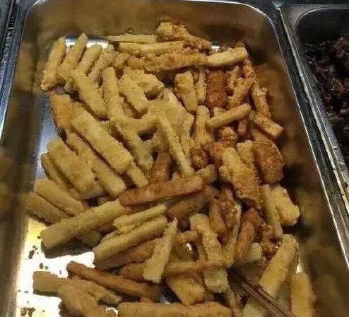 高校食堂现冰镇麻辣烫，听说很好吃高校食堂黑暗料理（那些年学校食堂黑暗料理大全）
