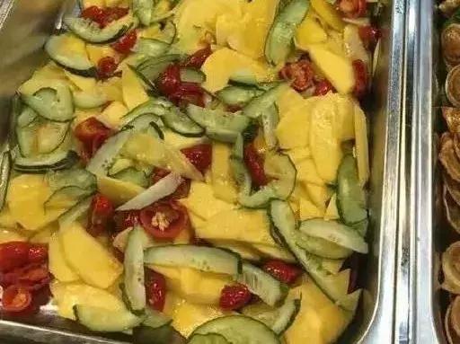 高校食堂现冰镇麻辣烫，听说很好吃高校食堂黑暗料理（那些年学校食堂黑暗料理大全）