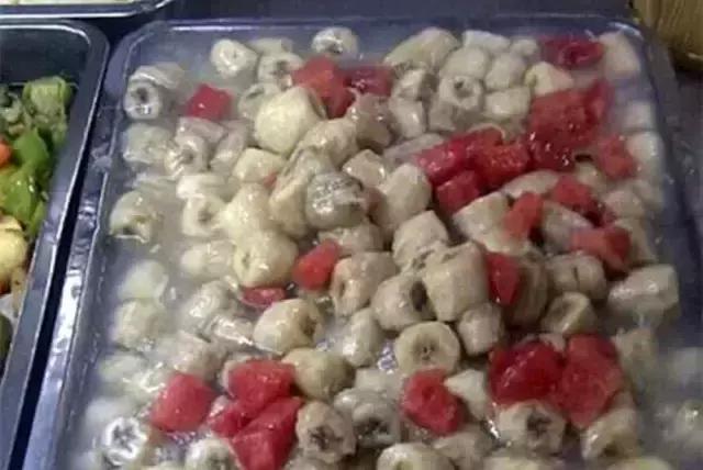 高校食堂现冰镇麻辣烫，听说很好吃高校食堂黑暗料理（那些年学校食堂黑暗料理大全）