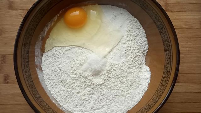 春饼这样做薄如蝉翼劲道又好吃，独家秘方1次能做30张